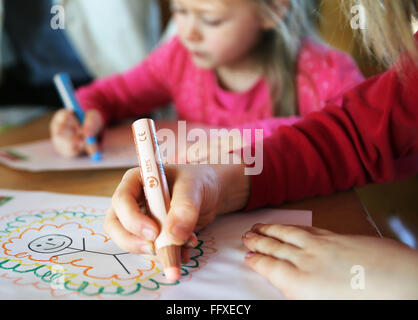 Colonia, Germania. Xvii Feb, 2016. Disegnare i bambini in una scuola materna a Colonia, Germania, 17 febbraio 2016. La Didacta, Associazione federale di associazioni di genitori e i Schreibmotorik Institut hanno presentato un metodo per primi le abilità motorie formazione, poiché la grafia sta diventando un problema per un numero sempre maggiore di bambini. Foto: OLIVER BERG/dpa/Alamy Live News Foto Stock