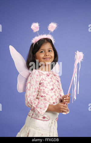 8 anno vecchia ragazza indossando rosa costume fata signor#703U Foto Stock
