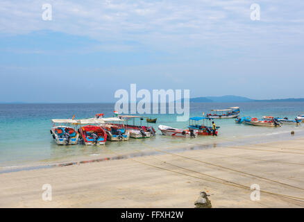 Le imbarcazioni turistiche parcheggiato a Elephant Beach, Havelock, Andaman, India Foto Stock