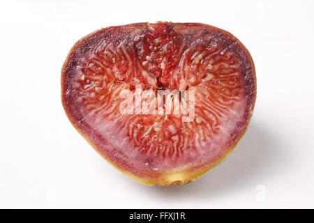 Frutta , Fig Ficus carica Anjir half cut con red succose texture su sfondo bianco Foto Stock