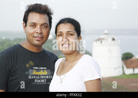 Il marito e la moglie , faro di fort Aguada in background , Goa , India Signor#468 Foto Stock