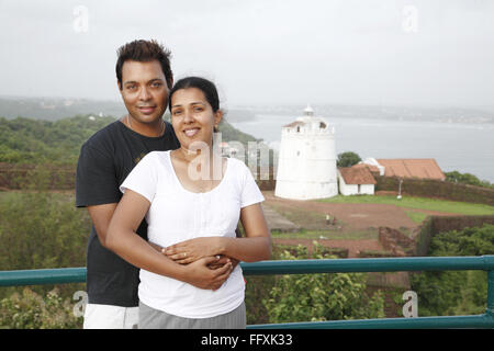 Il marito e la moglie , faro di fort Aguada in background , Goa , India Signor#468 Foto Stock