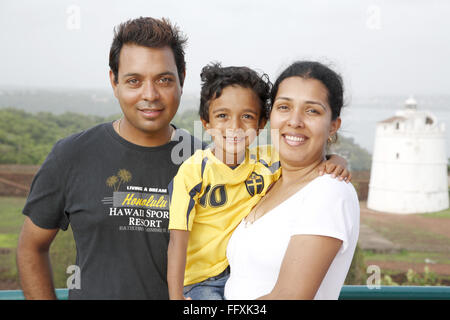 Genitori e figlio , faro di fort Aguada in background , Goa , India Signor#468 Foto Stock