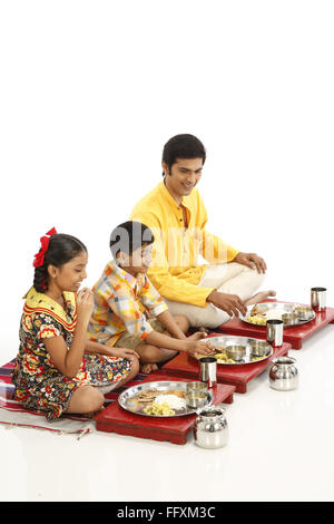 Padre e figli a mangiare cibo 743A, 743C, 743D Foto Stock