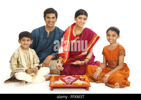 Ricca famiglia contadina che celebra Diwali Deepawali Festival MR 743A, 743B, 743C, 743D Foto Stock