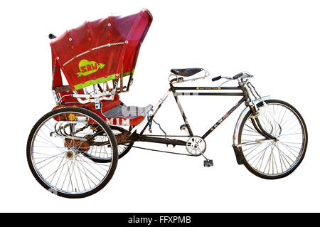 Colorato di rosso di risciò ciclo su sfondo bianco Foto Stock