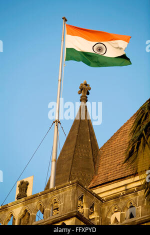 Bandiera indiana sul tetto della costruzione dell'Alta corte , Bombay Mumbai , Maharashtra , India Foto Stock