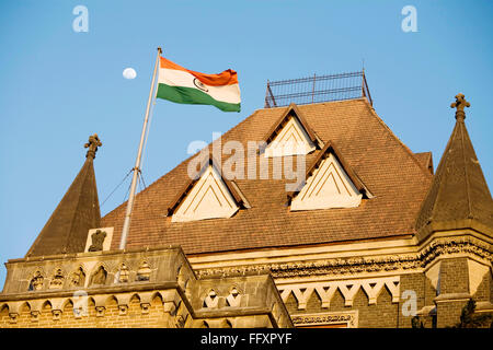 Bandiera indiana sul tetto della costruzione dell'Alta corte , Bombay Mumbai , Maharashtra , India Foto Stock