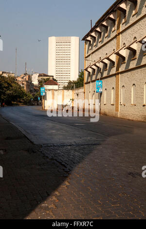 Lockdown strada vuota ; edificio riserva della Banca dell'India ; porta del Leone ; mumbai ; Maharashtra ; India ; asia Foto Stock