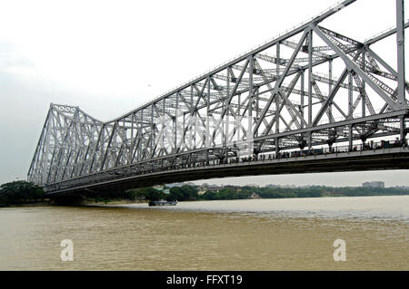 Quella di Howrah Bridge Rabindra Setu sul Fiume Hooghly enorme sbalzo e ampia bridge , Calcutta ora Kolkata , il Bengala Occidentale Foto Stock