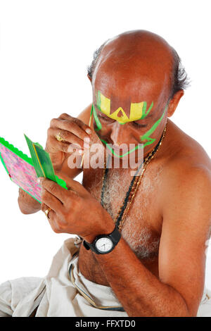 Sud indiane kathakali dancer applicare trucco ; Kerala ; India Signor#761C Foto Stock