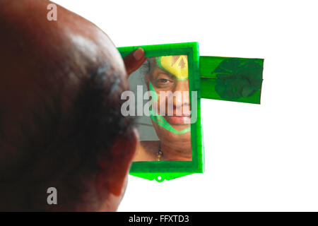 Sud indiane kathakali dancer cercando in mirror ; Kerala ; India Signor#761C Foto Stock