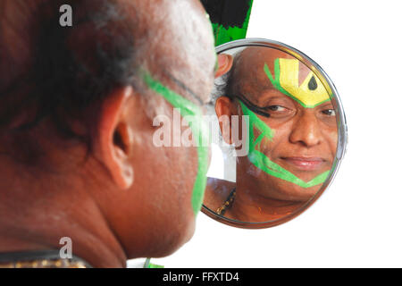 Sud indiane kathakali dancer cercando in mirror ; Kerala ; India Signor#761C Foto Stock