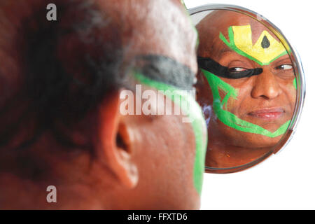 Sud indiane kathakali dancer cercando in mirror ; Kerala ; India Signor#761C Foto Stock