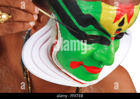 Sud indiane kathakali dancer applicare trucco ; Kerala ; India Signor#761C Foto Stock