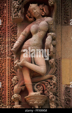 Statua femminile scolpito sul tempio di Rajarani , Bhubaneswar , Orissa , India Foto Stock