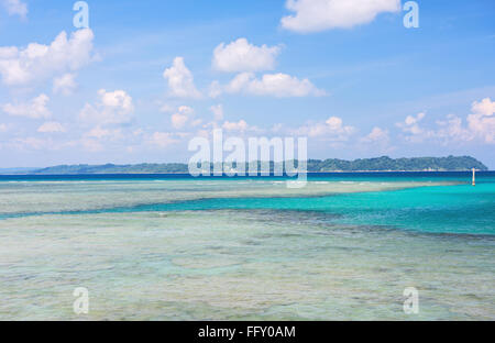 Acqua blu a Bharatpur spiaggia di Neil island, Andaman, India Foto Stock