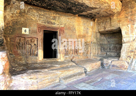 Grotta tagliato in arenaria vidish gupta santuari diverse divinità pareti al di fuori del telaio dello sportello Udaygiri Bhopal Madhya Pradesh Foto Stock