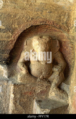 Grotta tagliato in arenaria hill, a 5 km da vidish gupta santuari dèi pareti al di fuori del telaio dello sportello Udaygiri Bhopal Madhya Pradesh Foto Stock