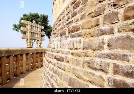 La parete che circonda stupa 1 mostra vista interna del gateway del Nord in sfondo , Sanchi , Bhopal , Madhya Pradesh , India Foto Stock