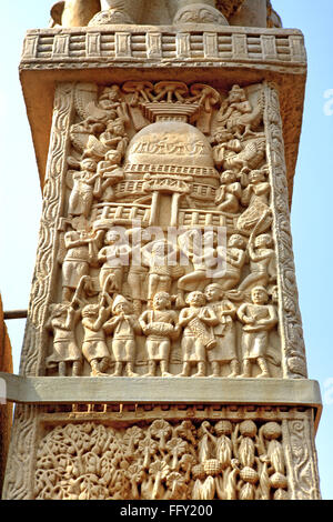 Vista ravvicinata del gateway del nord pilastro della stupa 1 mostra incarnazione di Budda stupa Sanchi Bhopal Madhya Pradesh Foto Stock