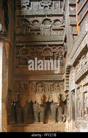 Sculture del Buddha in Karla grotte nel II secolo A.C. , Lonavala , Maharashtra , India Foto Stock