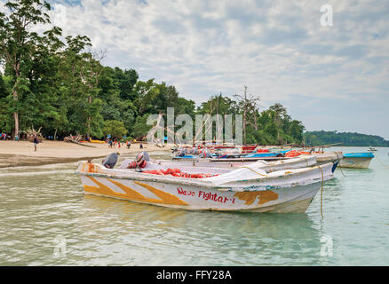 Barche a motore che stava trasportando i turisti parcheggiato a Elephant Beach, Havelock Island, Andaman, India Foto Stock