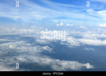 Nuvole da 30.000 piedi sopra vedere livello Foto Stock