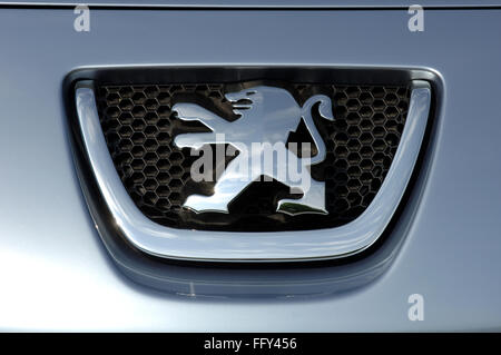 Lion distintivo logo su un 2007 Peugeot 207 SW Outdoor Concept car Foto Stock