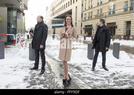 La duchessa di Cambridge doppelgänger, Corynne Barron, chi è un ballerino professionista in Europa la più grande mostra palace Friedrichstadt-Palast ponendo al di fuori dell'Ambasciata britannica presso la Porta di Brandeburgo (Brandenburger Tor) in Mitte a sorprendere turisti un giorno prima di Kate Middleton il 34esimo compleanno. Dotato di: Corynne Barron Dove: Berlino, Germania Quando: 08 Gen 2016 Foto Stock