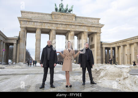 La duchessa di Cambridge doppelgänger, Corynne Barron, chi è un ballerino professionista in Europa la più grande mostra palace Friedrichstadt-Palast ponendo al di fuori dell'Ambasciata britannica presso la Porta di Brandeburgo (Brandenburger Tor) in Mitte a sorprendere turisti un giorno prima di Kate Middleton il 34esimo compleanno. Dotato di: Corynne Barron Dove: Berlino, Germania Quando: 08 Gen 2016 Foto Stock
