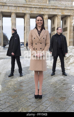 La duchessa di Cambridge doppelgänger, Corynne Barron, chi è un ballerino professionista in Europa la più grande mostra palace Friedrichstadt-Palast ponendo al di fuori dell'Ambasciata britannica presso la Porta di Brandeburgo (Brandenburger Tor) in Mitte a sorprendere turisti un giorno prima di Kate Middleton il 34esimo compleanno. Dotato di: Corynne Barron Dove: Berlino, Germania Quando: 08 Gen 2016 Foto Stock