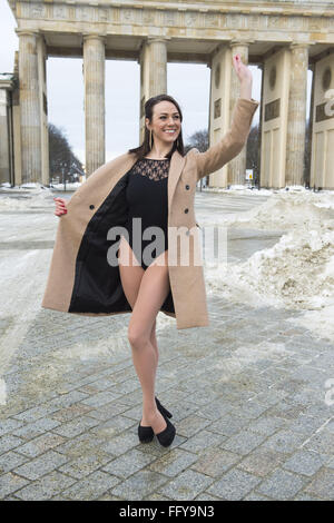 La duchessa di Cambridge doppelgänger, Corynne Barron, chi è un ballerino professionista in Europa la più grande mostra palace Friedrichstadt-Palast ponendo al di fuori dell'Ambasciata britannica presso la Porta di Brandeburgo (Brandenburger Tor) in Mitte a sorprendere turisti un giorno prima di Kate Middleton il 34esimo compleanno. Dotato di: Corynne Barron Dove: Berlino, Germania Quando: 08 Gen 2016 Foto Stock