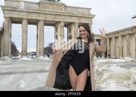 La duchessa di Cambridge doppelgänger, Corynne Barron, chi è un ballerino professionista in Europa la più grande mostra palace Friedrichstadt-Palast ponendo al di fuori dell'Ambasciata britannica presso la Porta di Brandeburgo (Brandenburger Tor) in Mitte a sorprendere turisti un giorno prima di Kate Middleton il 34esimo compleanno. Dotato di: Corynne Barron Dove: Berlino, Germania Quando: 08 Gen 2016 Foto Stock