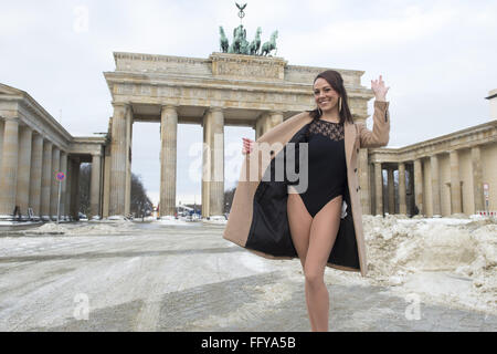 La duchessa di Cambridge doppelgänger, Corynne Barron, chi è un ballerino professionista in Europa la più grande mostra palace Friedrichstadt-Palast ponendo al di fuori dell'Ambasciata britannica presso la Porta di Brandeburgo (Brandenburger Tor) in Mitte a sorprendere turisti un giorno prima di Kate Middleton il 34esimo compleanno. Dotato di: Corynne Barron Dove: Berlino, Germania Quando: 08 Gen 2016 Foto Stock
