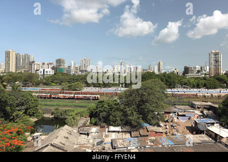 Baraccopoli di central e western dadar e suddiviso da linee ferroviarie ; Mumbai Bombay ; Maharashtra ; India Foto Stock