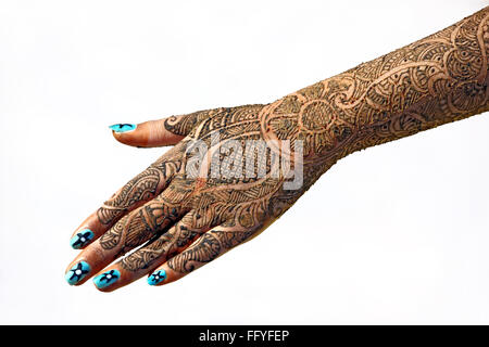 Mehendi applicata sul braccio femmina e le dita ; India Foto Stock