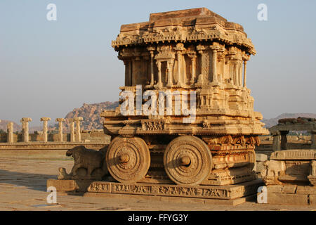 Carro di pietra di fronte Vijaya Vittala temple , Hampi Vijayanagar rovine , Karnataka , India Foto Stock