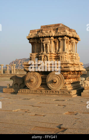 Carro di pietra di fronte Vijaya Vittala temple , Hampi Vijayanagar rovine , Karnataka , India Foto Stock