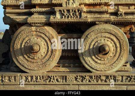 Le ruote del carro di pietra di fronte Vijaya Vittala temple , Hampi Vijayanagar rovine , Karnataka , India Foto Stock