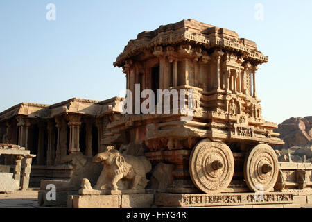 Carro di pietra di fronte Vijaya Vittala temple , Hampi Vijayanagar rovine , Karnataka , India Foto Stock