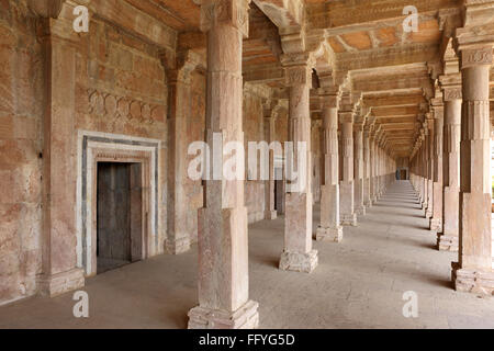 Pilastri e sala della Jama Masjid ; Mandu ; Madhya Pradesh ; India Foto Stock