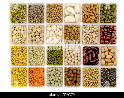 Gli impulsi di lenticchie e fagioli nel piatto quadrato ; India Foto Stock