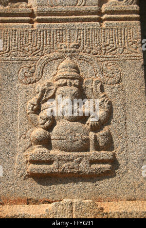 Signore Ganesh scultura sul pilastro di Hajara Rama temple , Hampi Vijayanagar rovine , Karnataka , India Foto Stock