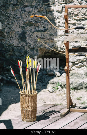 Vintage arco e frecce con le rovine la parete dello sfondo. Attività all'aperto. Foto Stock