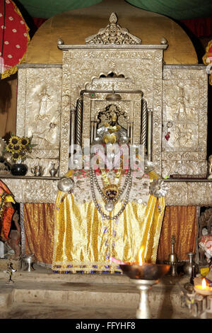 Ricchi di argento al santuario di vaishnavite tempio indù ; Kamalabari ; Majuli Island ; Assam ; India Foto Stock