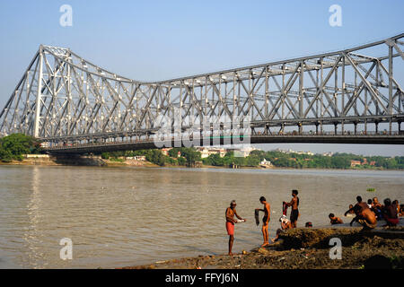 Quella di Howrah ponte noto setu rabindra sul Fiume Hooghly ; Calcutta Kolkata ; Bengala Occidentale ; India 16 Ottobre 2009 Foto Stock