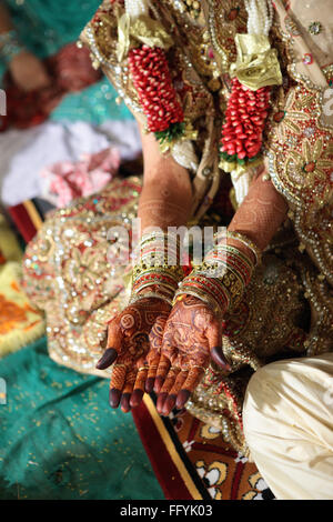 Sposa la mano che mostra mehndi nella cerimonia di nozze India Foto Stock