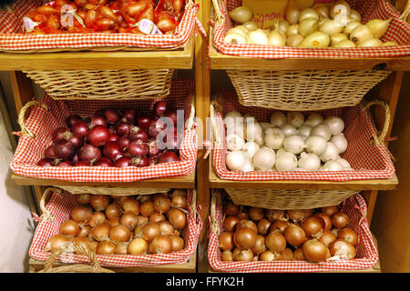 Diverse varietà di cipolle store Foto Stock