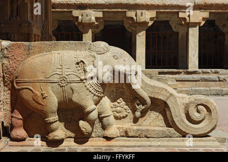 Elefante in pietra sui gradini del tempio Subramaniya Vishwakarma Tamilnadu India Foto Stock